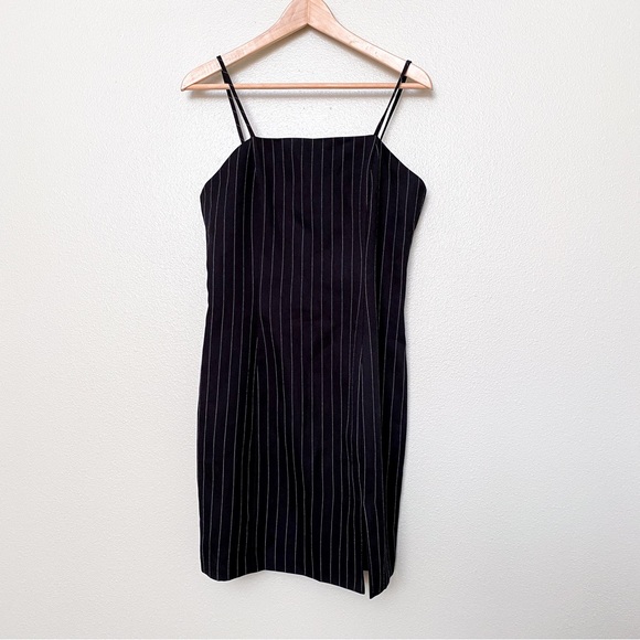 Alyn Paige Dresses & Skirts - Alyn Paige black pinstripe dress size 5/6